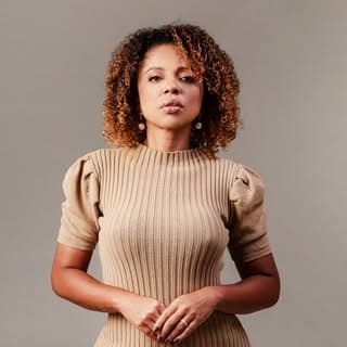 Cris Oliveira Beauty at Home