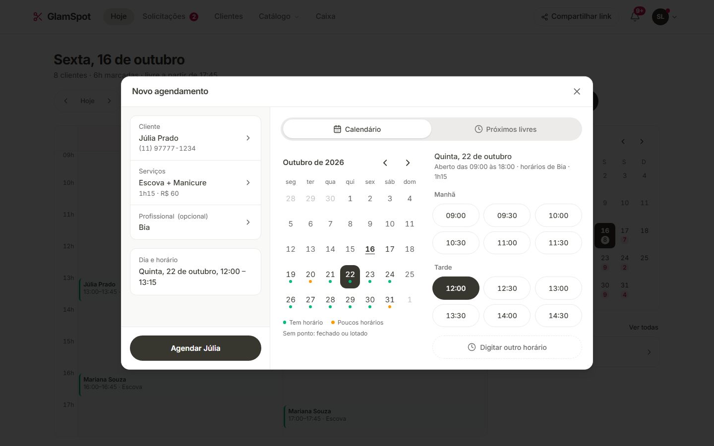 Novo agendamento no computador: cliente, serviços e profissional à esquerda, calendário e horários à direita