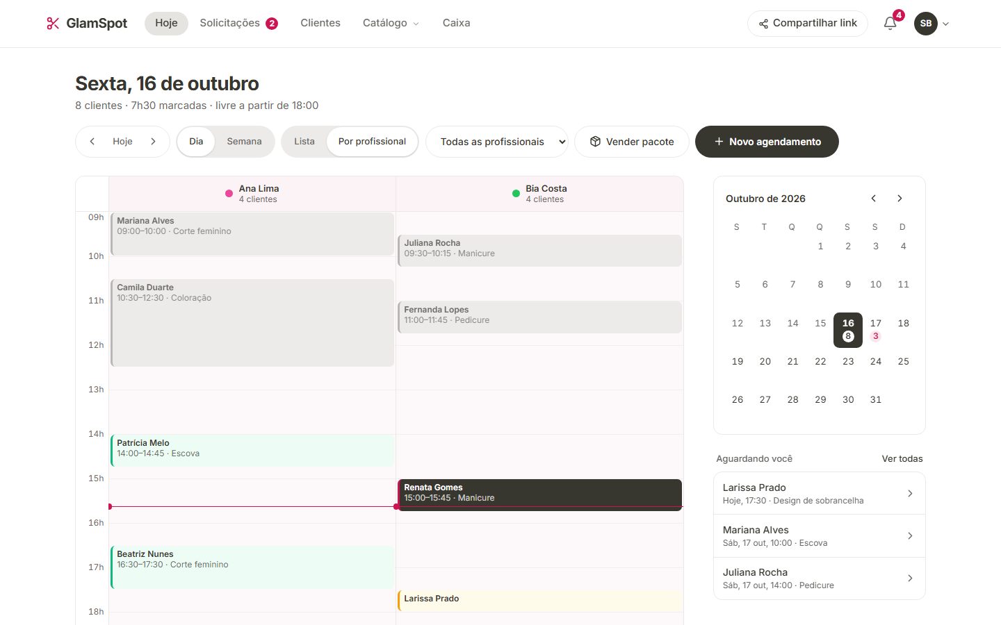 Agenda no computador com uma coluna por profissional, calendário e pedidos aguardando